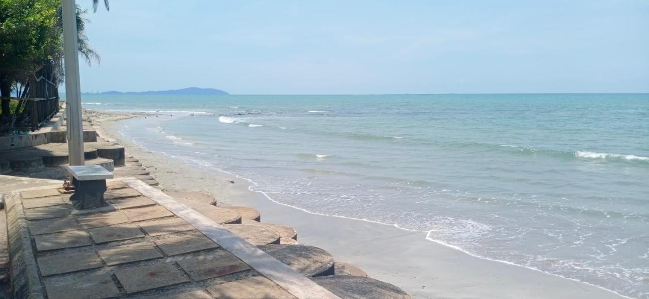 Beit Azzahra Private Pool Villa At Pantai Batu Hitam Kuantan Exterior foto