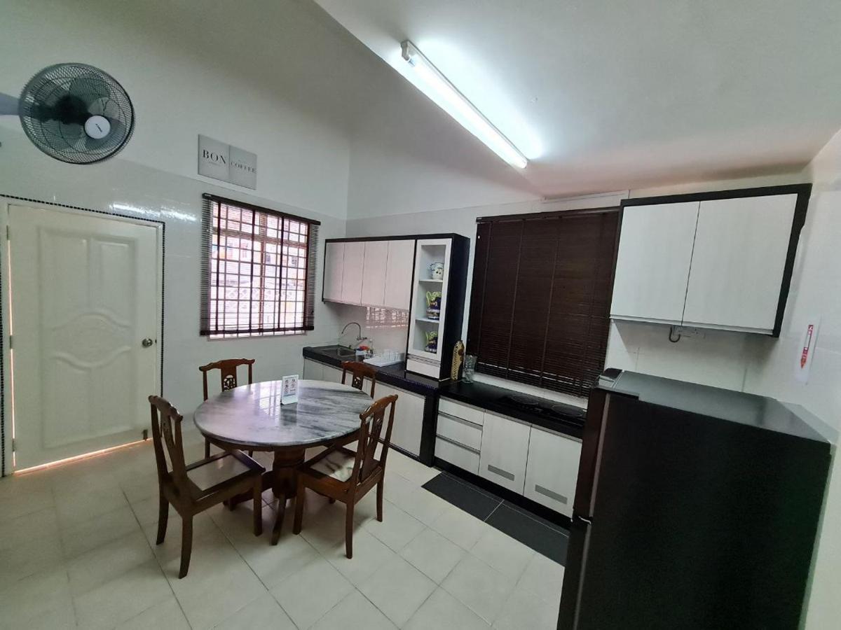 Beit Azzahra Private Pool Villa At Pantai Batu Hitam Kuantan Exterior foto